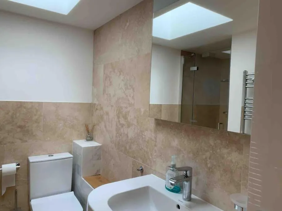 Luxury 3-Bedroom Townhouse In Hackney London 0*,
